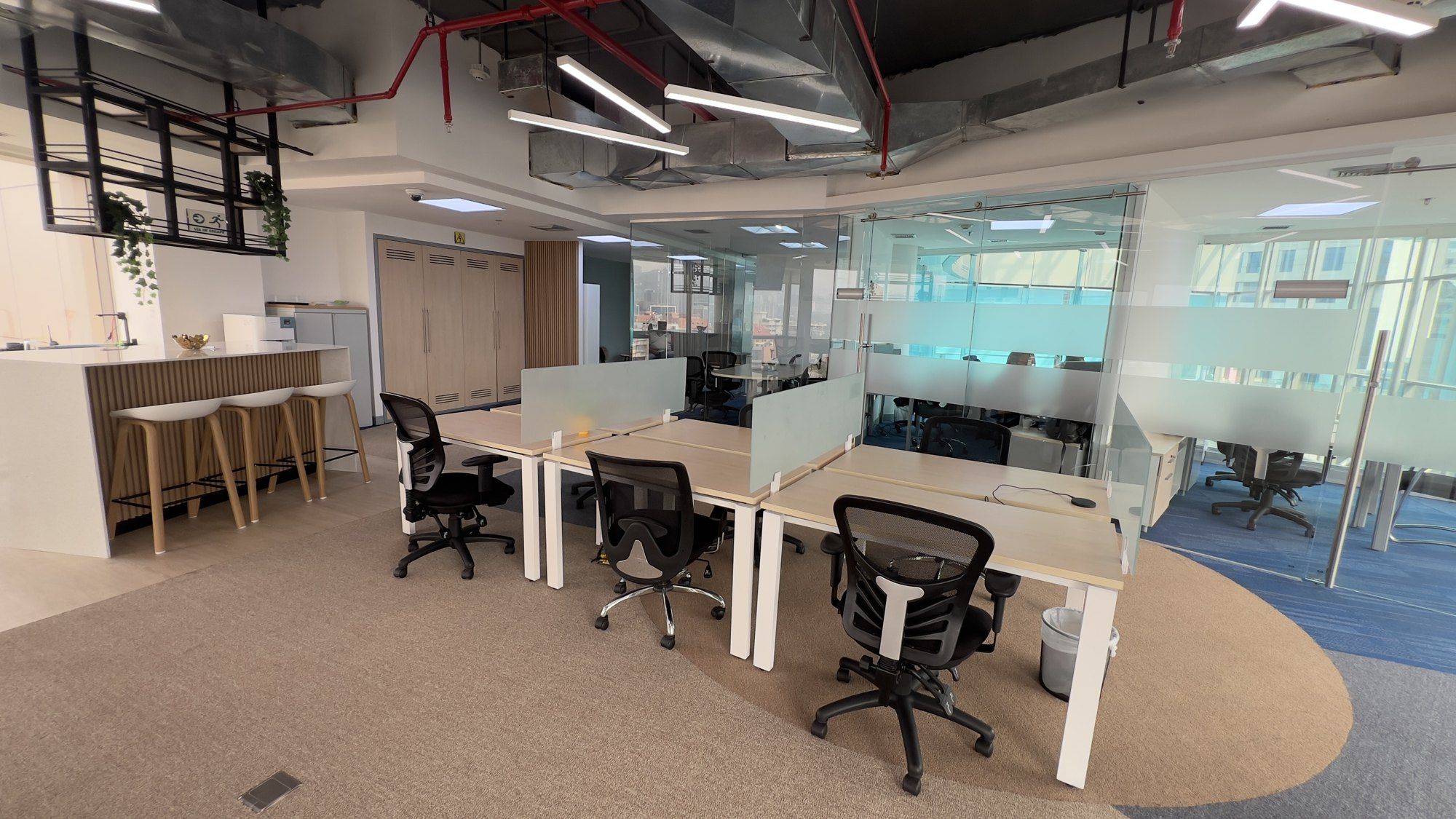 Zona de cafetería del coworking en Spatium Caracas
