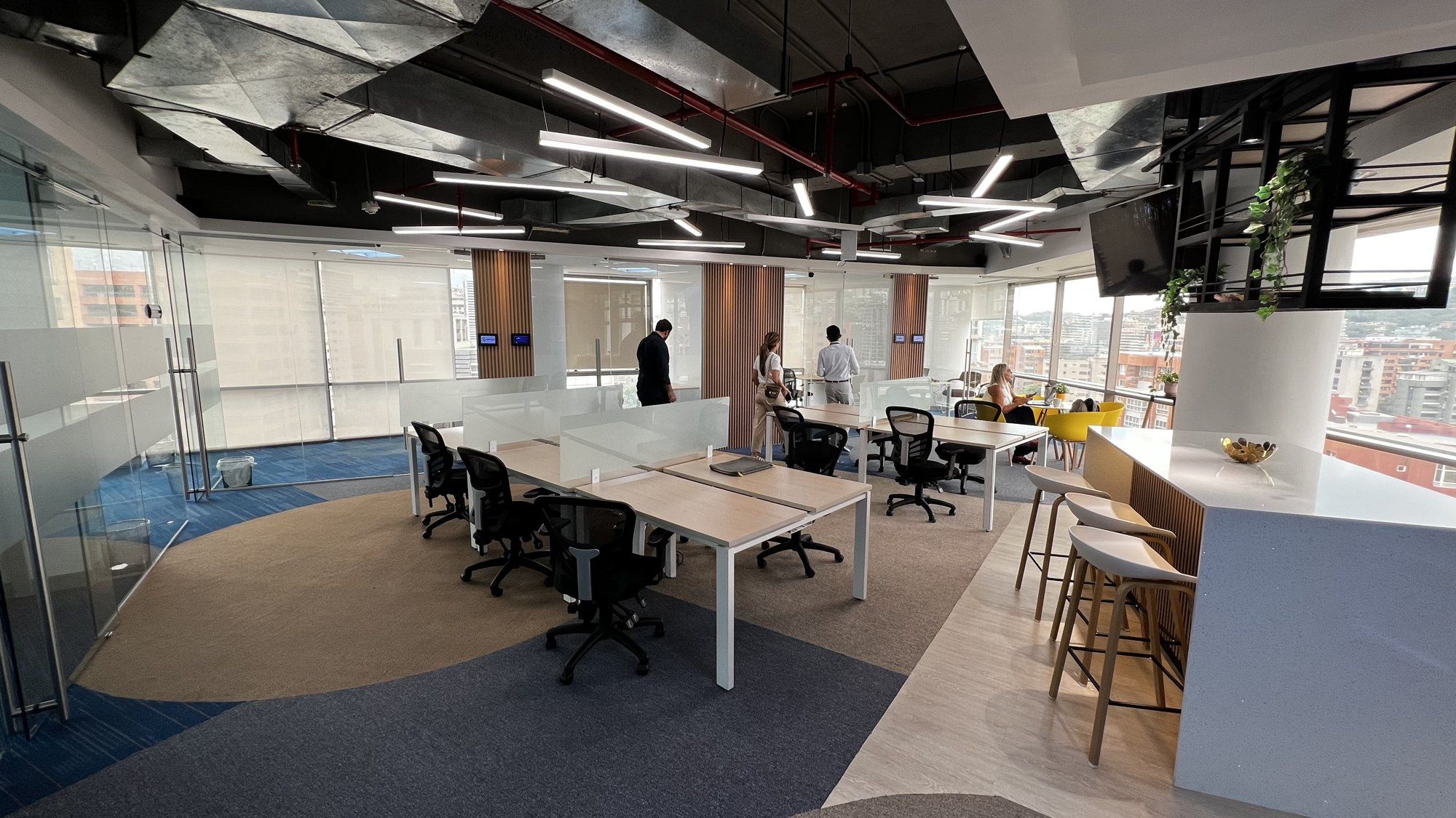 Equipos trabajando en el coworking corporativo de Spatium Caracas