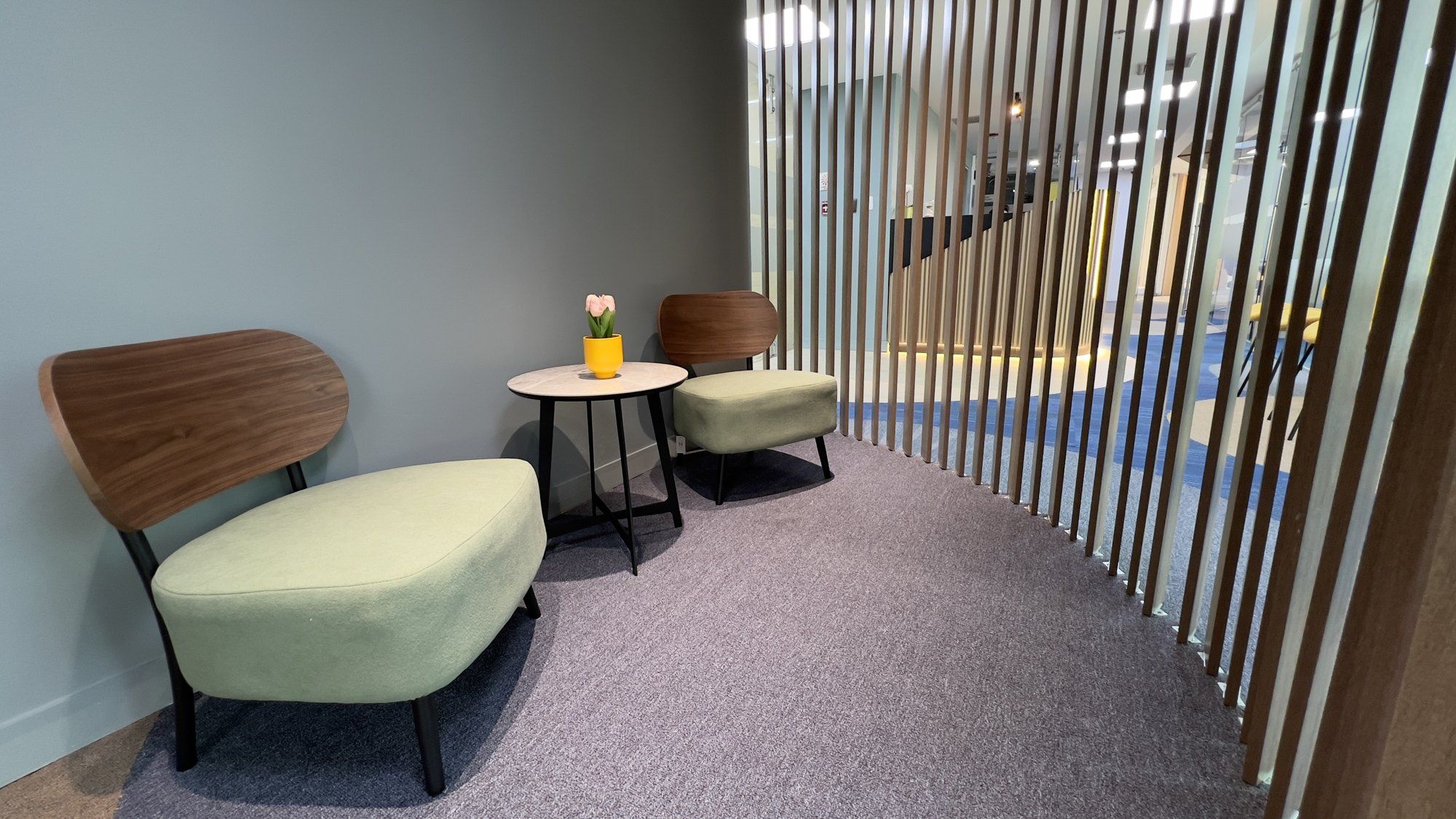 Zona lounge del coworking en Spatium Caracas