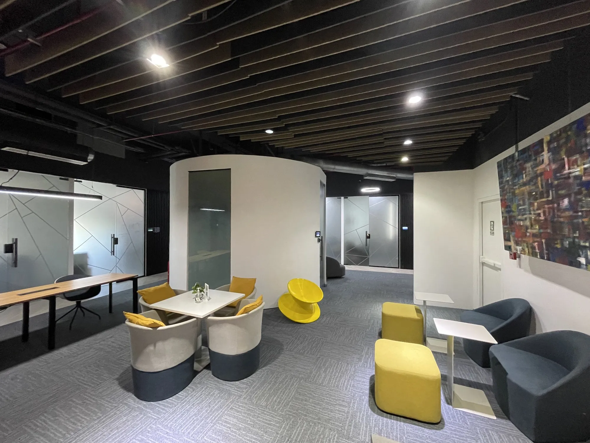 Lounge colaborativo del nuevo espacio corporativo de Spatium en Santo Domingo