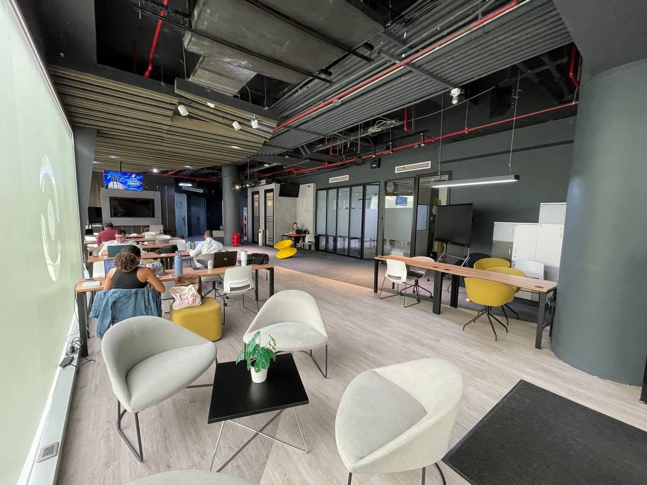 Zona lounge del coworking en Spatium Santo Domingo
