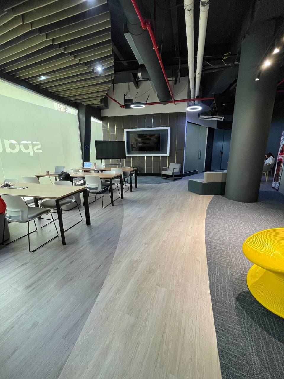 Coworking open space con lounge en Spatium Santo Domingo