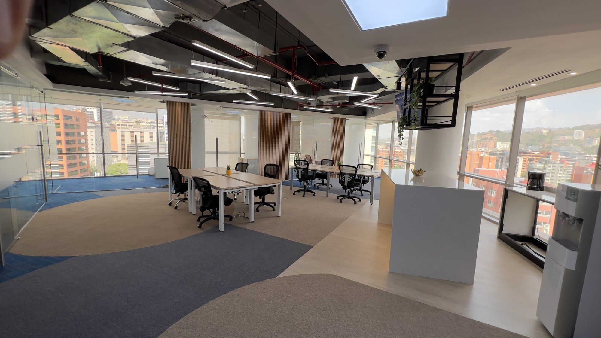 Coworking corporativo con vista a la ciudad en Spatium Caracas