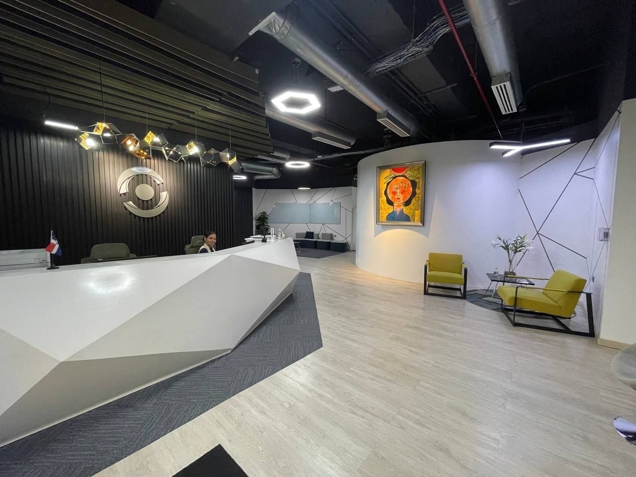 Recepción y lobby del coworking en Spatium Santo Domingo