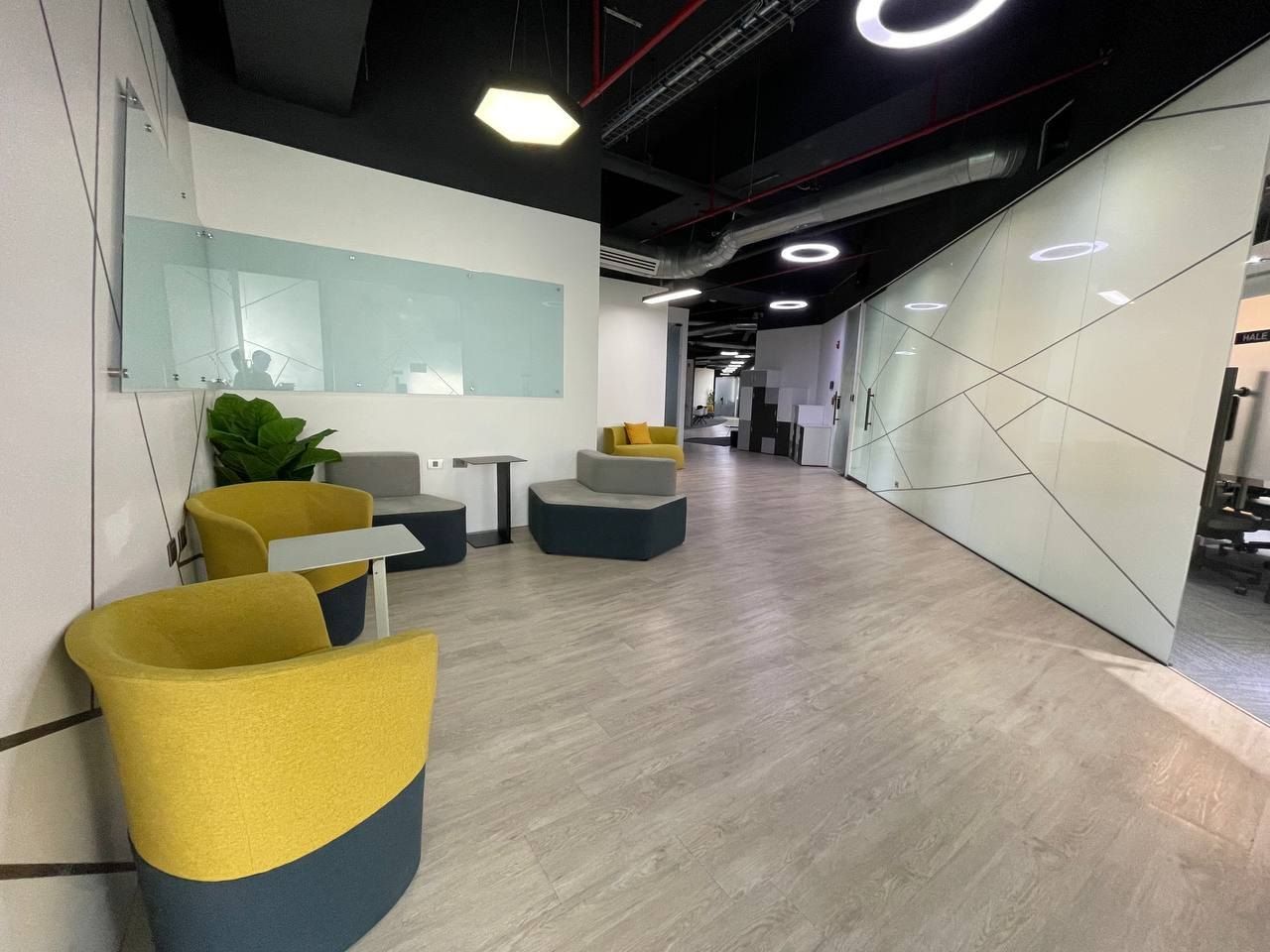 Zona lounge de coworking en Spatium Santo Domingo