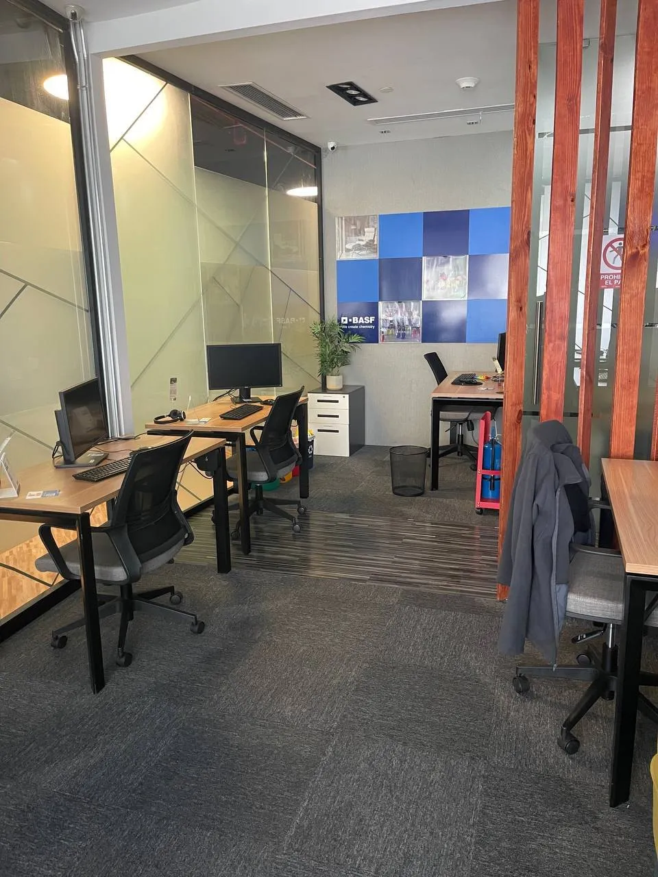Zona de reunión dentro de la oficina de BASF en Spatium Santo Domingo