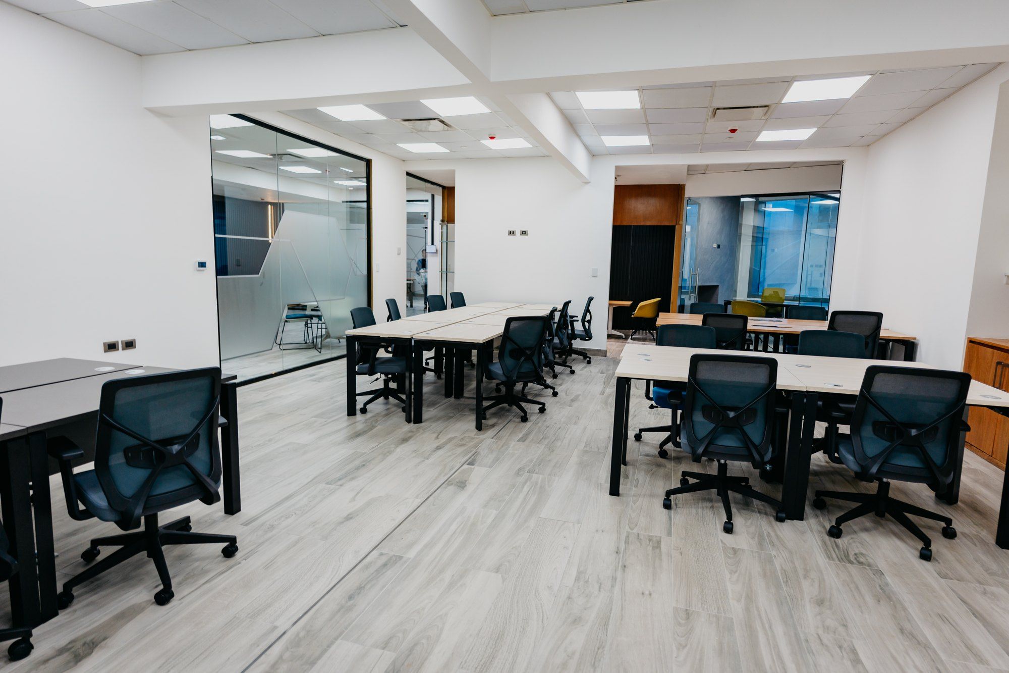 Oficina open plan corporativa en Spatium Santo Domingo
