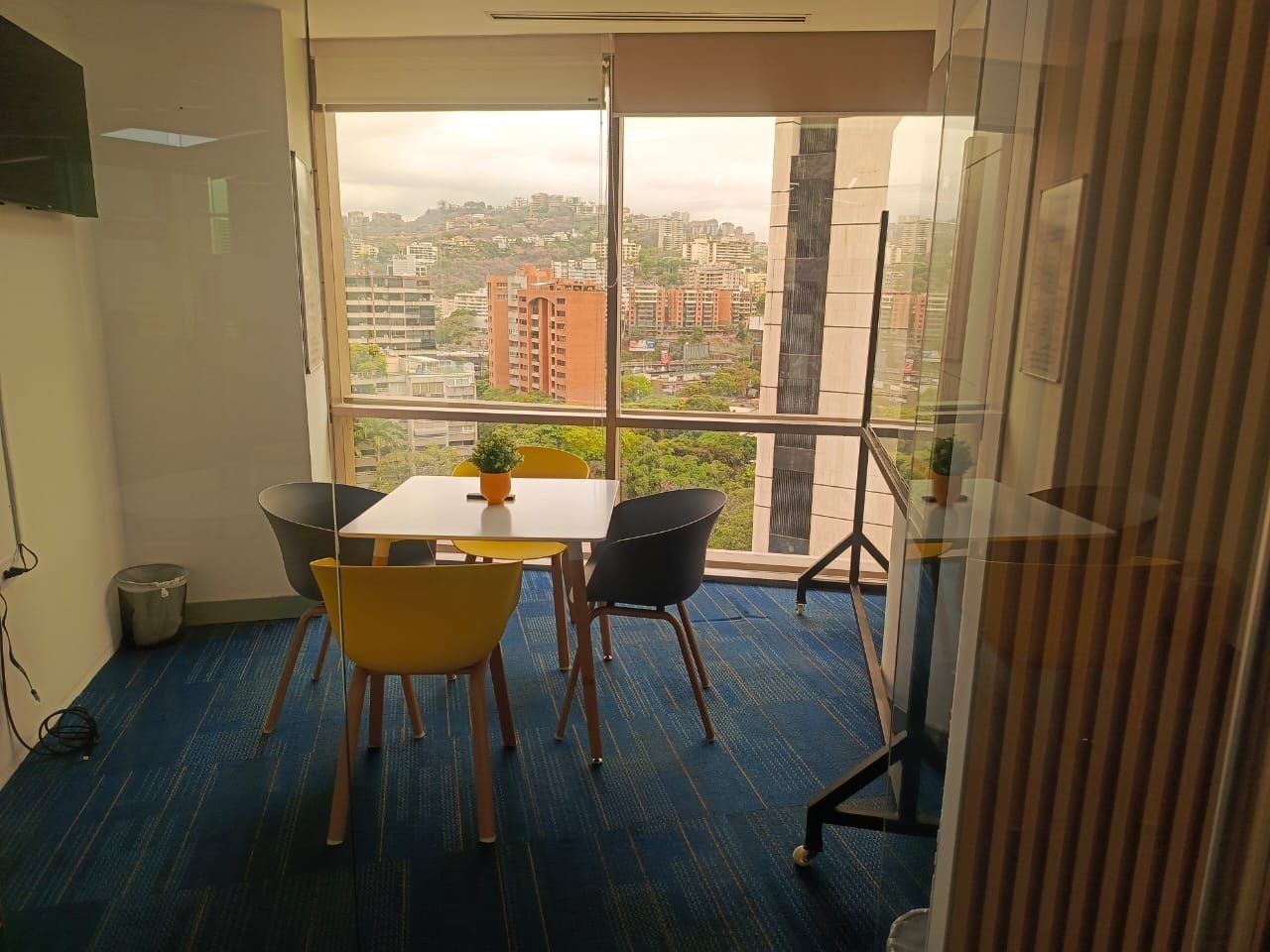 Oficina privada con zona lounge y vista al Ávila en Spatium Caracas