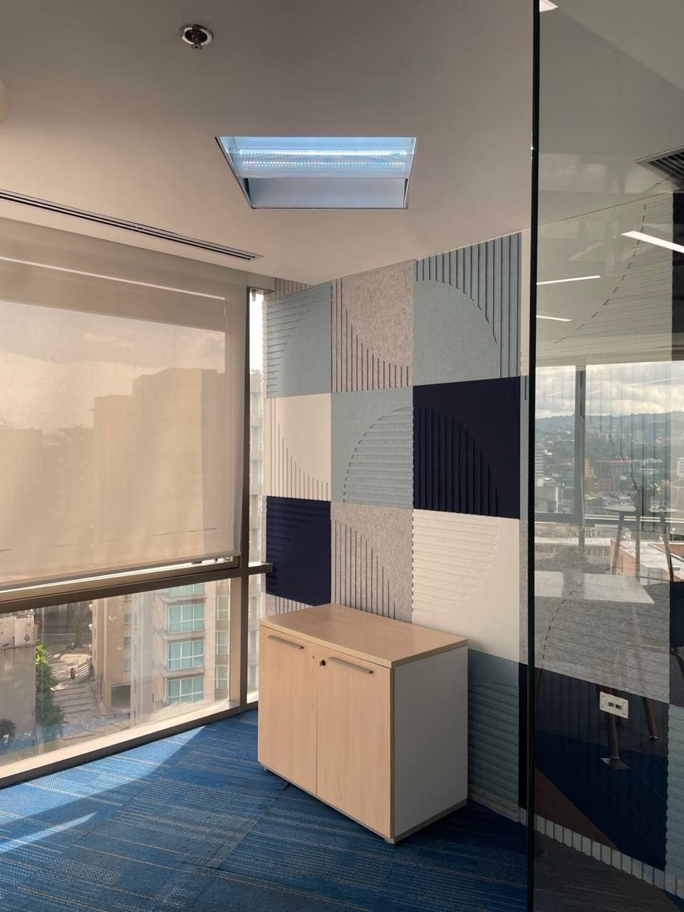 Oficina privada con pared acústica de diseño en Spatium Caracas