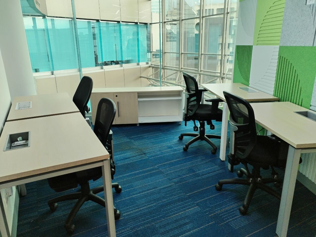 Oficina privada de tres puestos con vista en Spatium Caracas