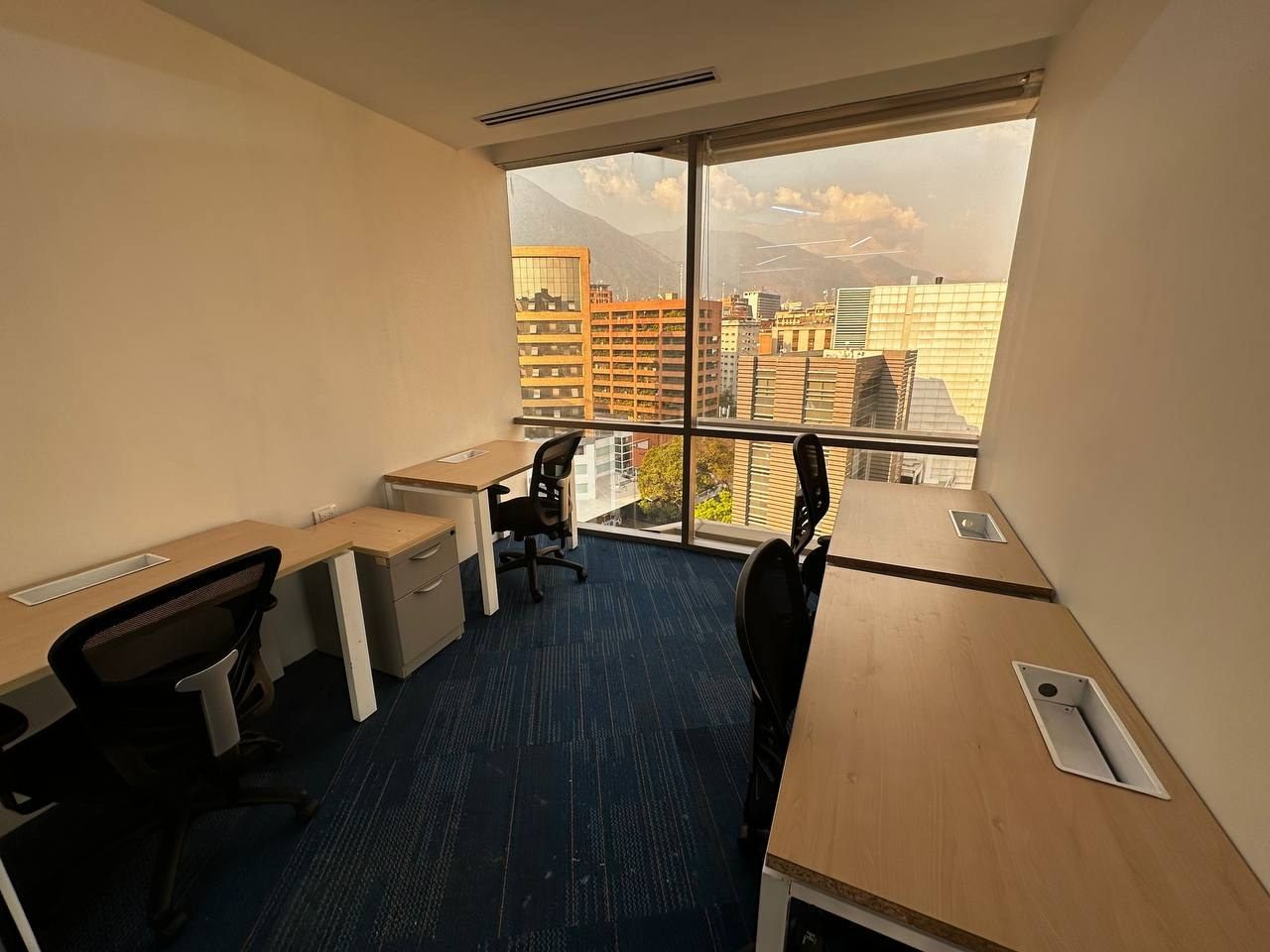 Oficina privada con vista a la ciudad en Spatium Caracas