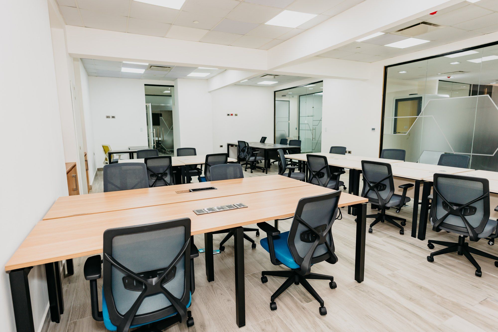 Oficina con puestos de trabajo de madera en Spatium Santo Domingo