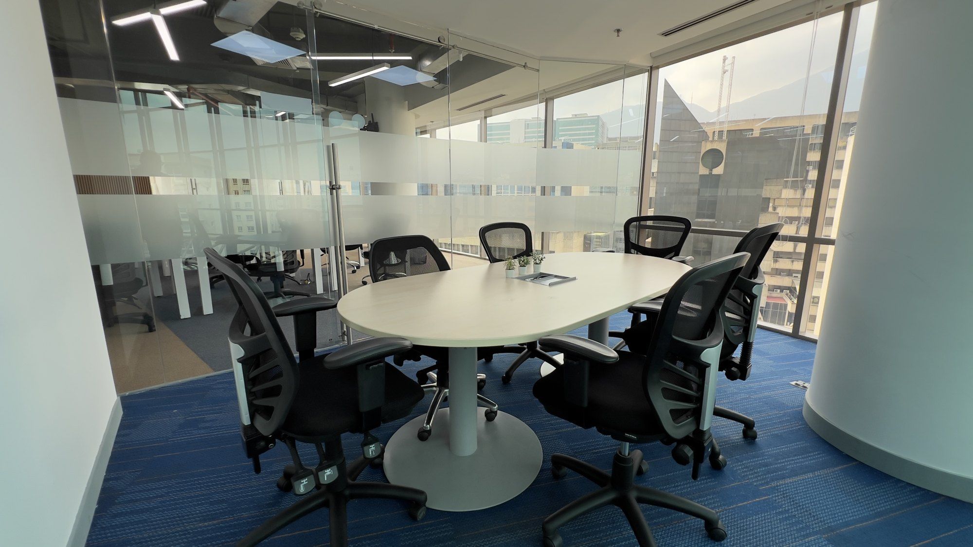 Sala de directorio con vista a la ciudad en Spatium Caracas