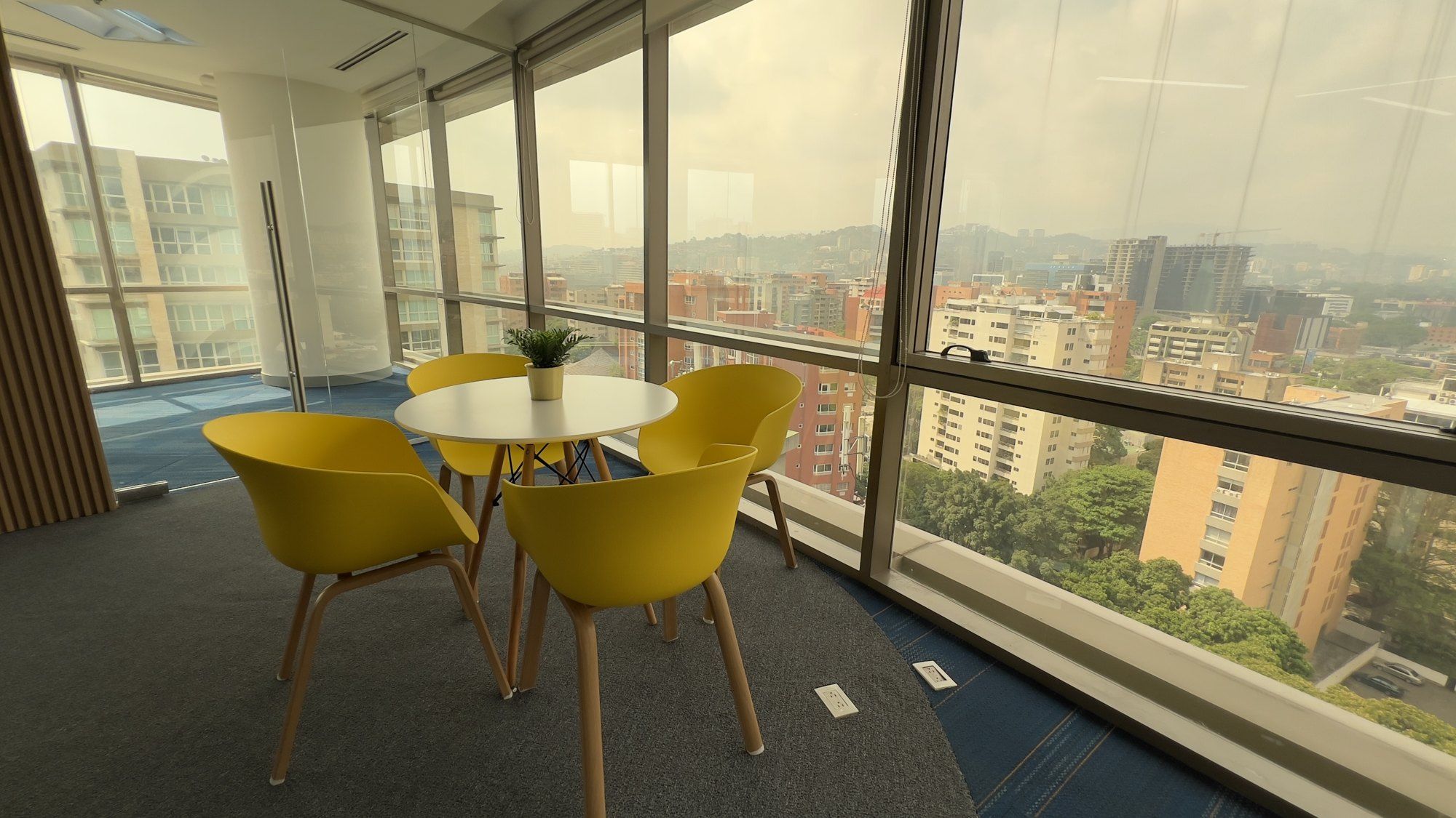 Sala de reuniones informal con vista panorámica en Spatium Caracas
